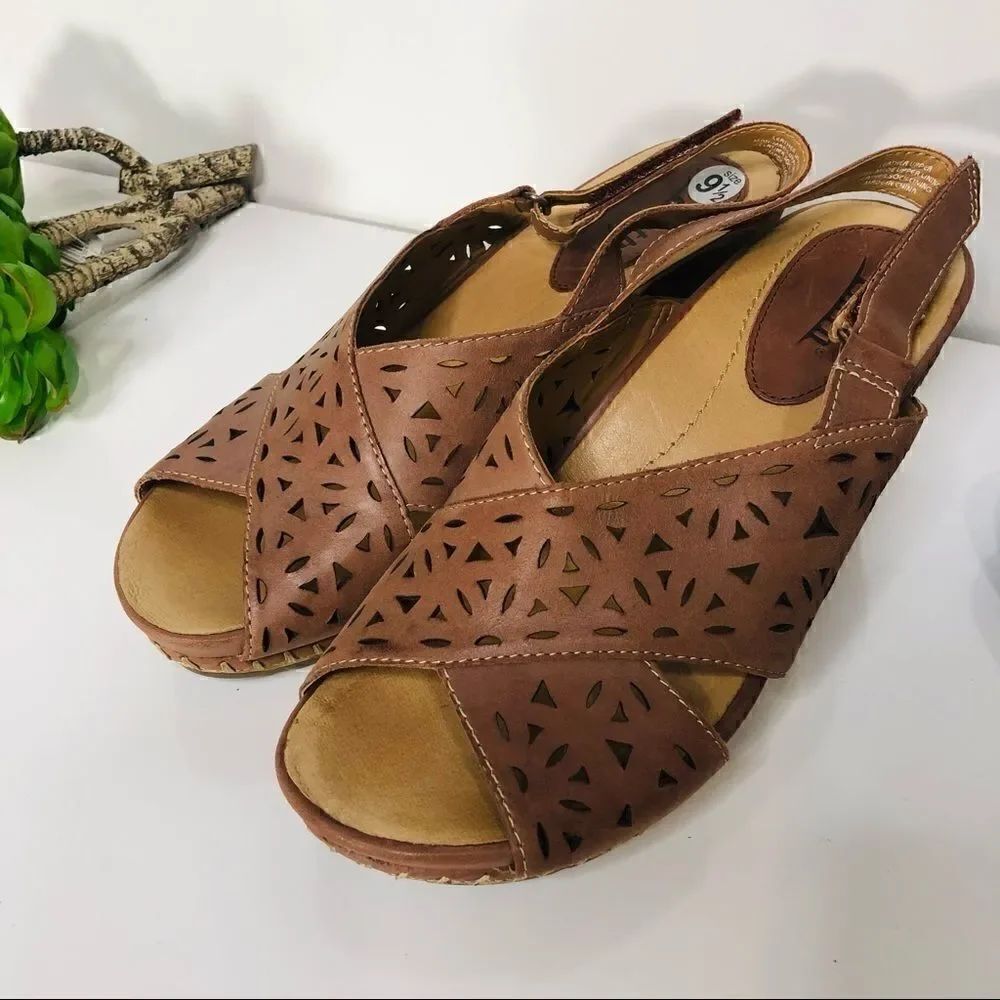 Earth Aries Brown Leather Wedge Comfort Sandals Lasercut 9.5 B